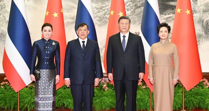 习近平会见泰国国王哇集拉隆功