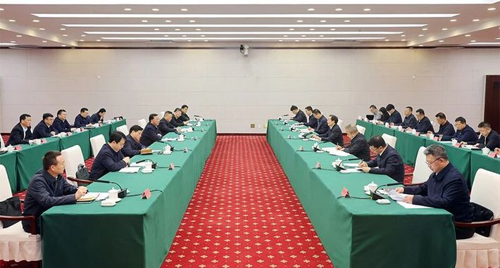 陈小江艾尔肯·吐尼亚孜会见中国铁建董事长戴和根 