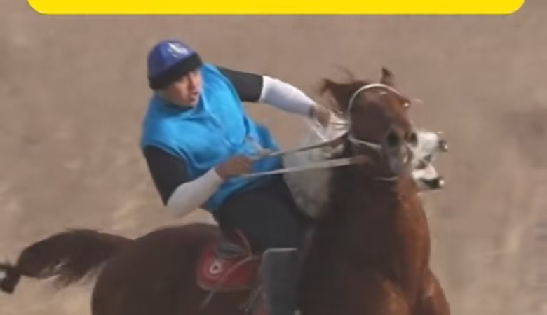 沙漠里赛马叼羊骑手们简直像在拍武侠大片！