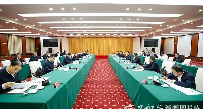 陈小江艾尔肯·吐尼亚孜会见中国海油董事长张传江 