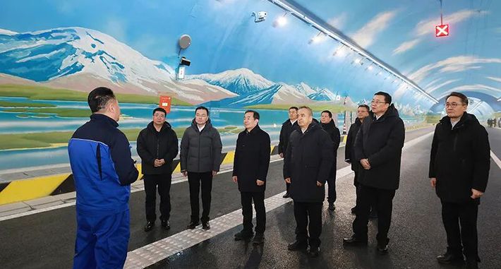 陈小江艾尔肯·吐尼亚孜在乌尉高速公路开通之际赴现场调研并慰问项目建设者 