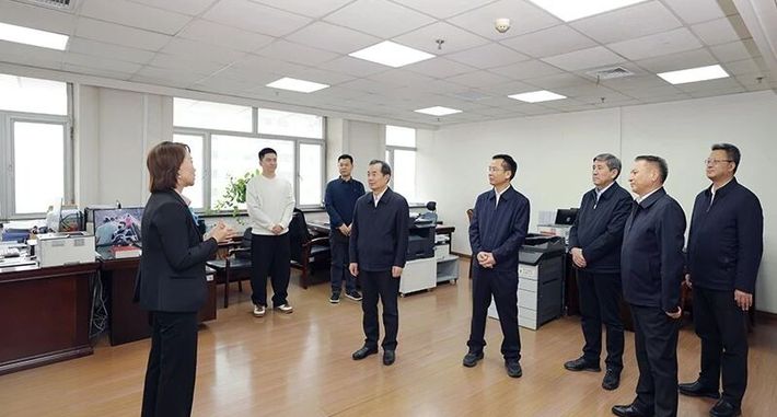 陈小江向全区各族干部群众致以美好的新年祝福，在自治区总工会团委妇联残联调研座谈