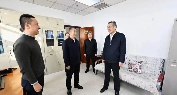 何忠友在兵团教育局调研座谈 