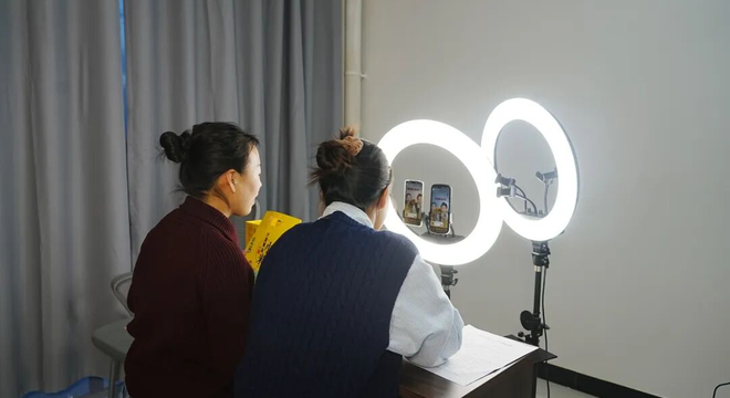 新春走基层 | 二二五团开启公益助农直播助力拉依苏沙漠黄金小米“触网出圈 ”