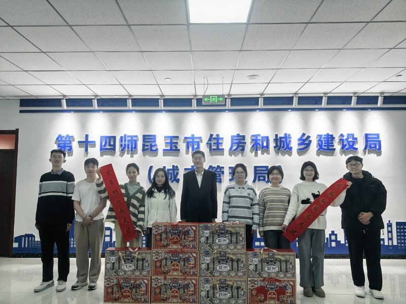 图为慰问坚守岗位的西部计划志愿者第十四师昆玉市住房和城乡建设局郭景鹏摄