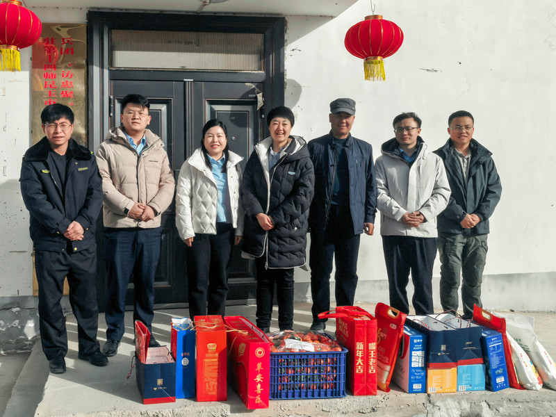 图为走访慰问访惠聚工作队图片第十四师昆玉市住房和城乡建设局张彦奇摄