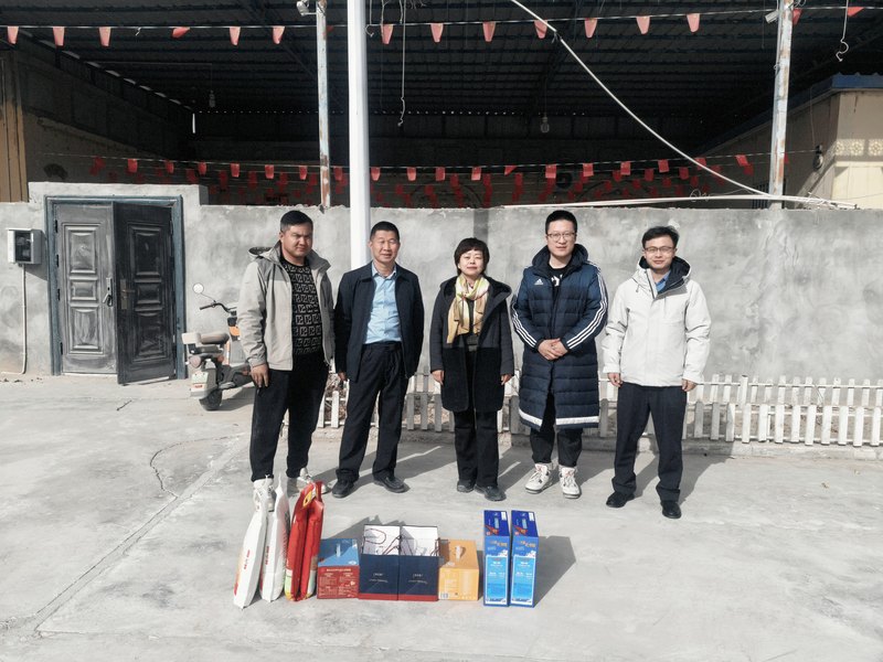 图为走访慰问基层工作人员图片第十四师昆玉市住房和城乡建设局张彦奇摄