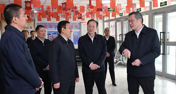 何忠友在兵地融合发展泽普产业园和十四师昆玉市调研