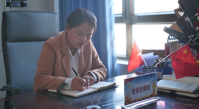 妇女节特辑 | 杨敏:从云贵高原到塔克拉玛干,一位社区书记的“闯关”记