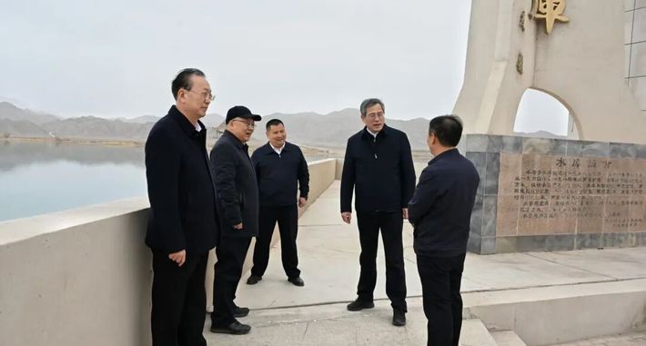 何忠友在三师图木舒克市宣讲全国两会精神并调研