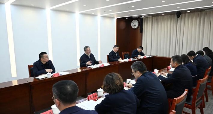 何忠友在兵团党委宣传部兵团党委统战部调研 