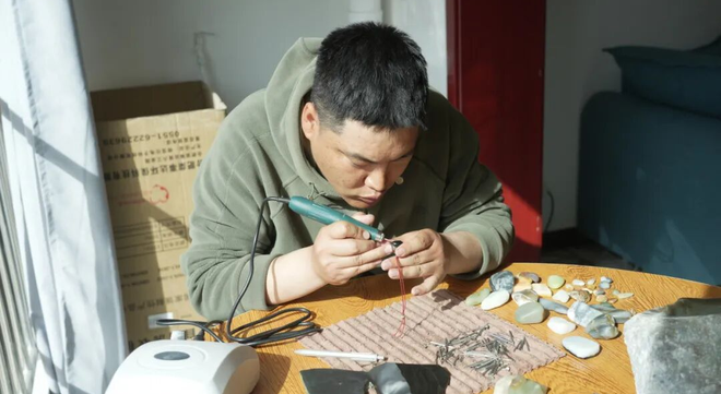 从南阳到二二五团，他把玉雕工作室开进了沙漠边的“新家”