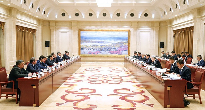 陈小江艾尔肯·吐尼亚孜会见乌兹别克斯坦锡尔河州州长图尔济莫夫