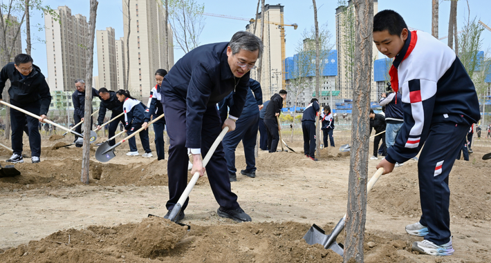 兵团领导参加义务植树活动