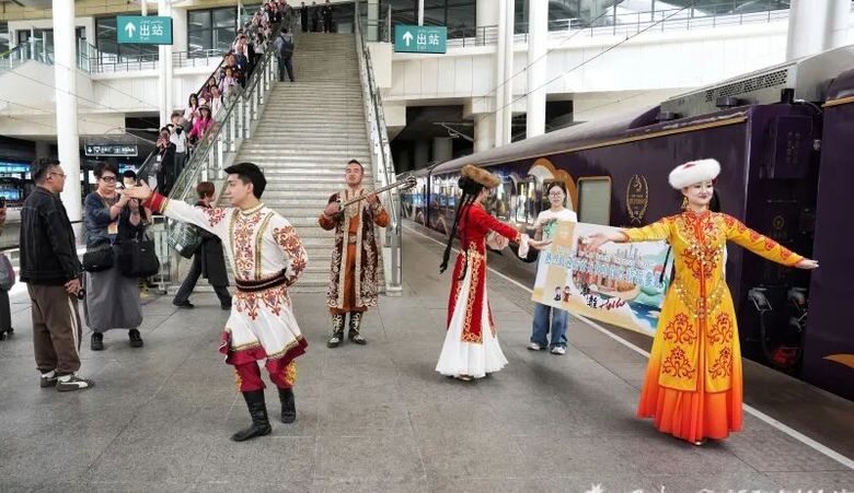 新疆开行今年首趟“新东方快车”旅游专列 