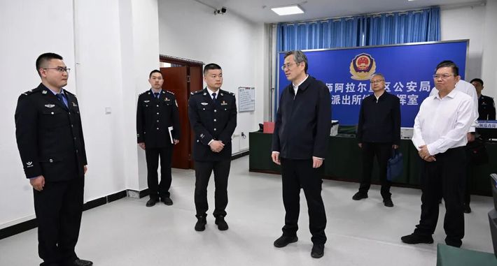   何忠友在一师阿拉尔市调研