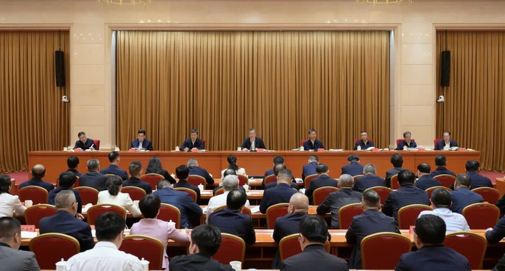 何忠友在兵团群众身边不正之风和腐败问题集中整治工作推进会上强调 毫不松懈全力以赴攻坚决战集中整治 确保取得更实成效更大战果