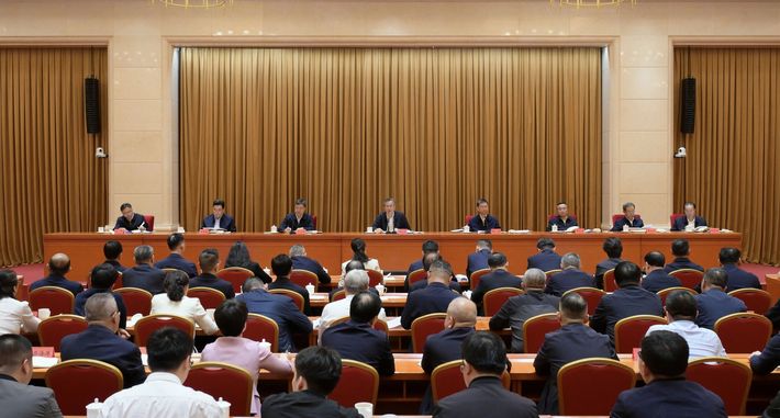 何忠友在兵团群众身边不正之风和腐败问题集中整治工作推进会上强调 毫不松懈全力以赴攻坚决战集中整治 确保取得更实成效更大战果