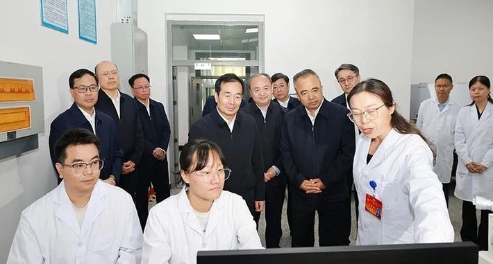 陈小江艾尔肯·吐尼亚孜在自治区科技厅调研座谈