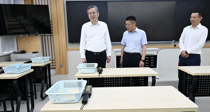 何忠友调研检查高考准备工作