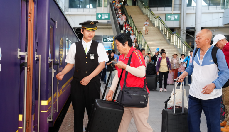 暑期旅游专列关注度攀升，新疆长线旅游专列稳居暑期热门榜首