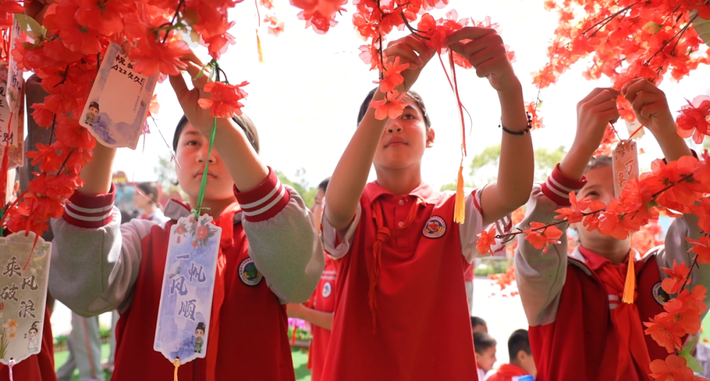 包粽子、旱地龙舟、逛市集、送温暖……十四师昆玉市端午“花样”大赏来了