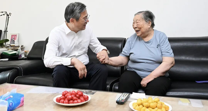 何忠友“七一”前夕走访慰问老党员
