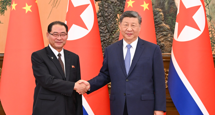 习近平会见朝鲜内阁总理朴泰成