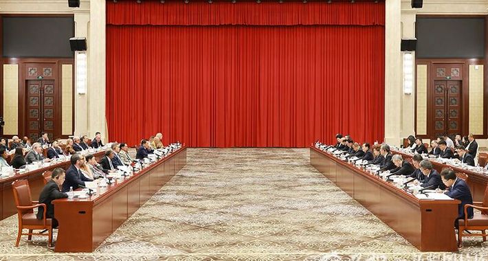 陈小江艾尔肯·吐尼亚孜会见国际知名人士新疆友好交流会参会代表