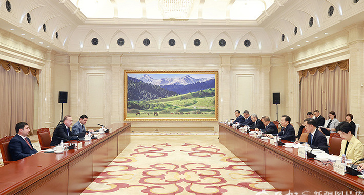 陈小江艾尔肯·吐尼亚孜会见塔吉克斯坦第一副总理霍利克佐达