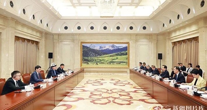 陈小江艾尔肯·吐尼亚孜会见吉尔吉斯斯坦国务秘书科伊奇耶夫