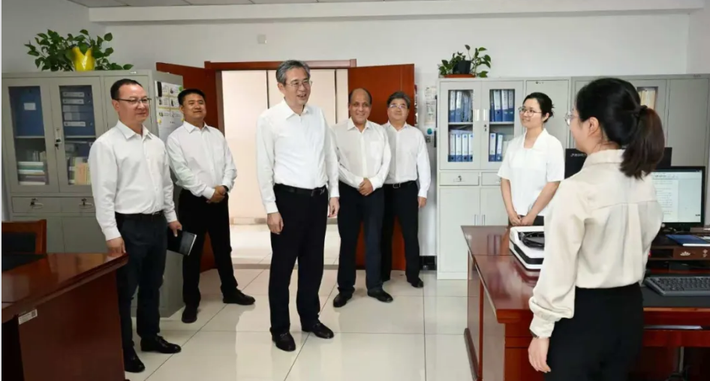 何忠友在兵团民政局、兵团市场监管局调研座谈