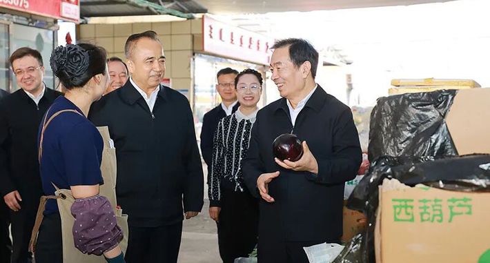 陈小江艾尔肯·吐尼亚孜调研检查节日期间安全稳定和市场供应等工作