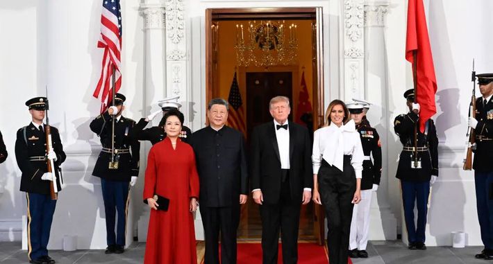 习近平和彭丽媛出席特朗普总统夫妇举行的欢迎国宴