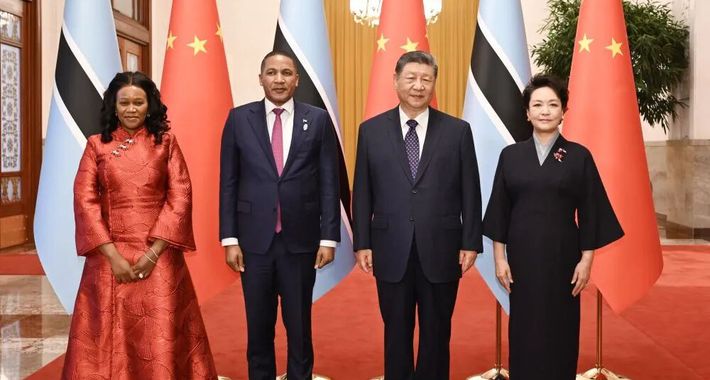 习近平同博茨瓦纳总统博科会谈