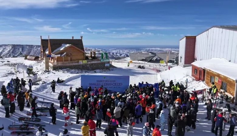 可可托海滑雪场开板 新疆滑雪搜索热度全国第一