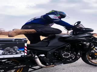 昆玉这条“蹦蹦路”你来过么？秋日尽情驰骋其间，尽赏路旁的金色胡杨